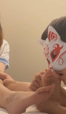 面具大神爽吃学生妹妹白嫩玉足，沉浸式各个角度甜食